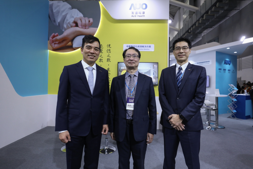 首次於醫療科技展亮相的ibet耘康，捐贈數位化檢測設備與研究經費，協助衛福部國家中醫藥研究所打造中醫大數據資料庫。圖由左至右為ibet光電執行長暨總經理柯富仁、衛福部國家中醫藥研究所所長蘇奕彰、ibet光電智慧醫療事業群總經理廖世宏