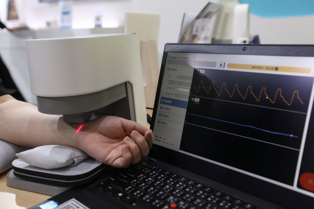 ibet耘康脈象檢測系統透過電腦精準控制升降系統，還原中醫師三指把脈過程的舉、按、尋手法，將脈象感受轉化成數據，未來可結合大數據分析，實現智慧醫療及準確性